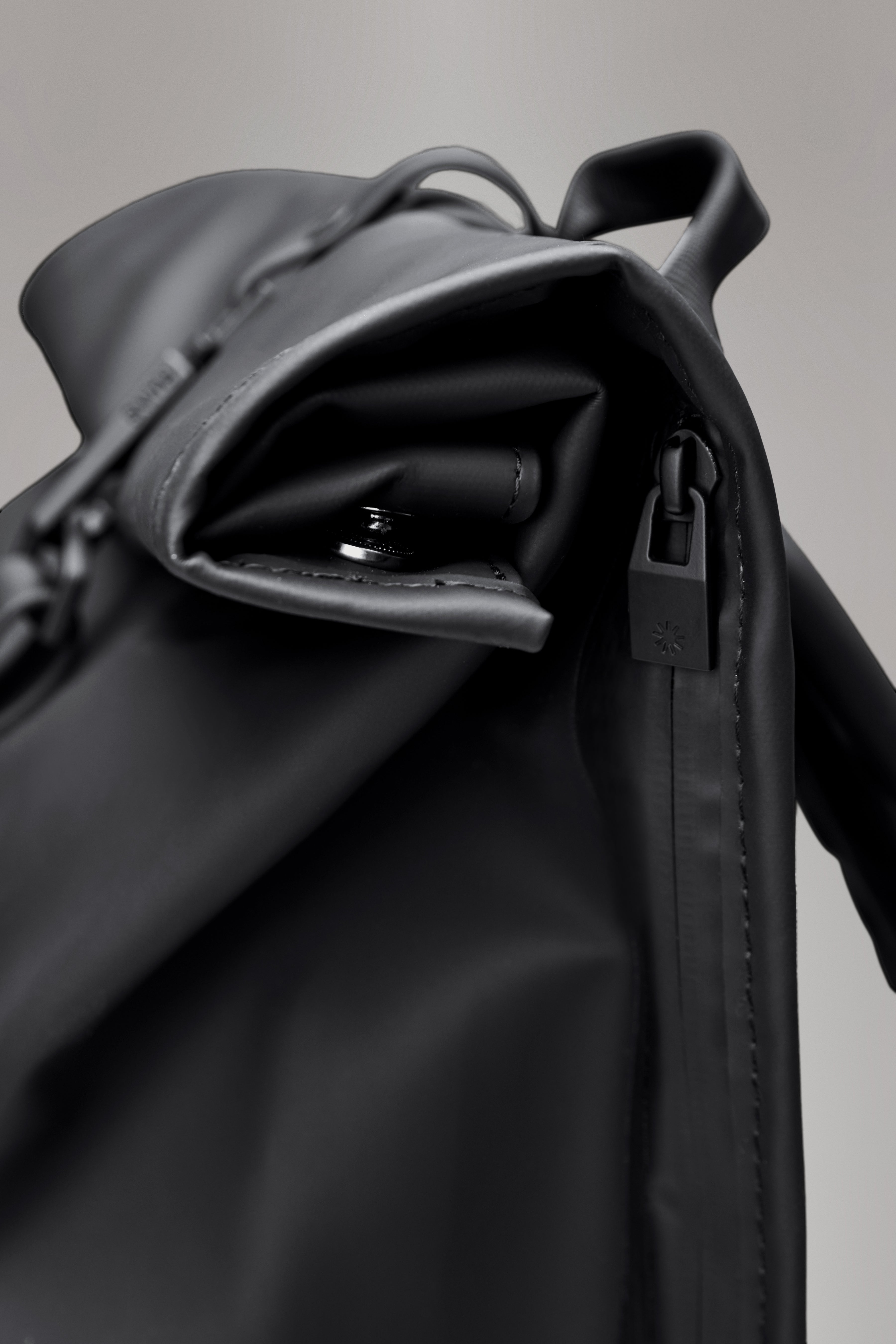 RAINS Rolltop Rucksack Beige 17L H60 x D11 x W32 cm Backpack