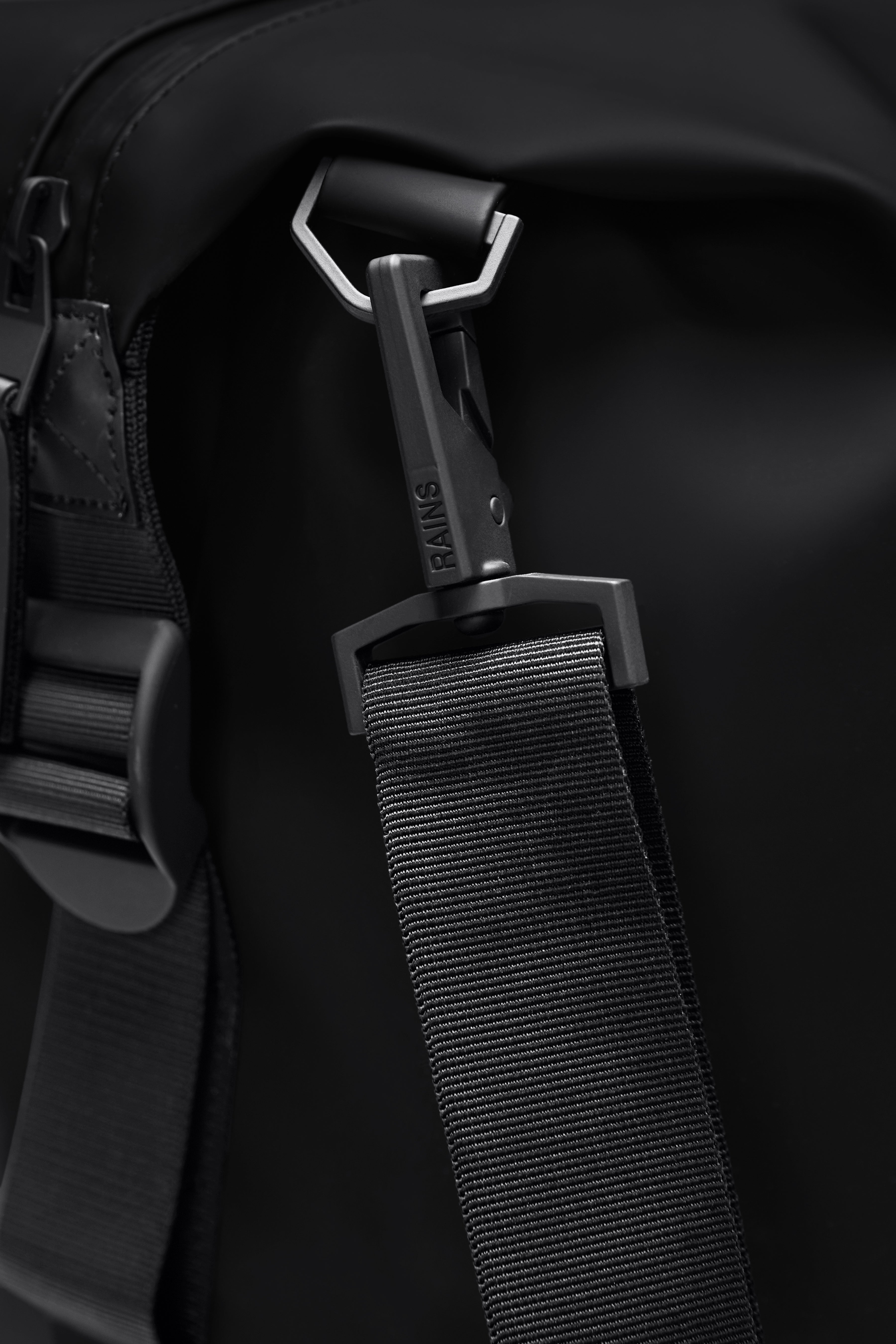 RAINS Hilo Weekend Bag Small Black 18L H26 x D20 x W40 cm Weekender