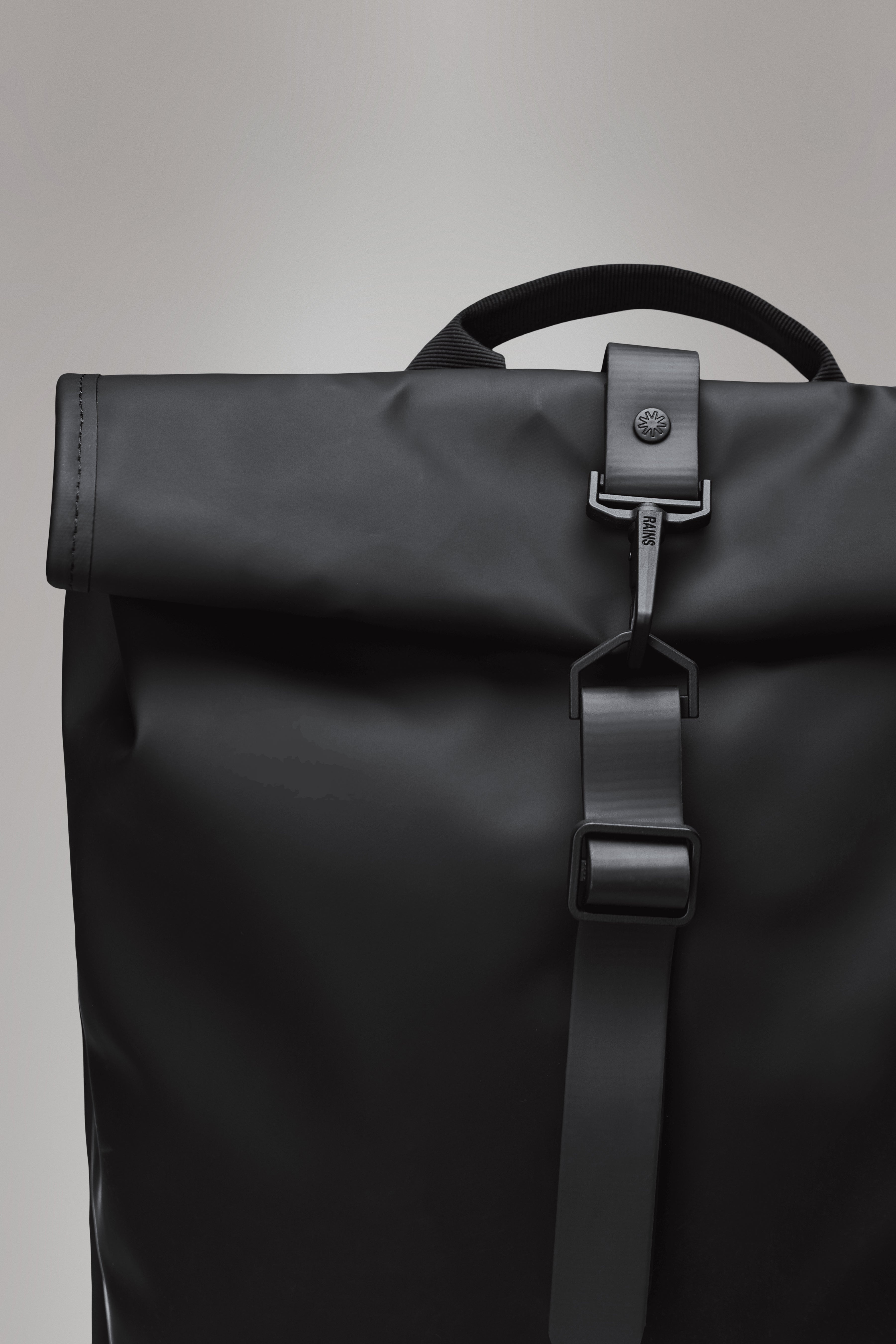 RAINS Rolltop Rucksack Black 17L H60 x D11 x W32 cm Backpack