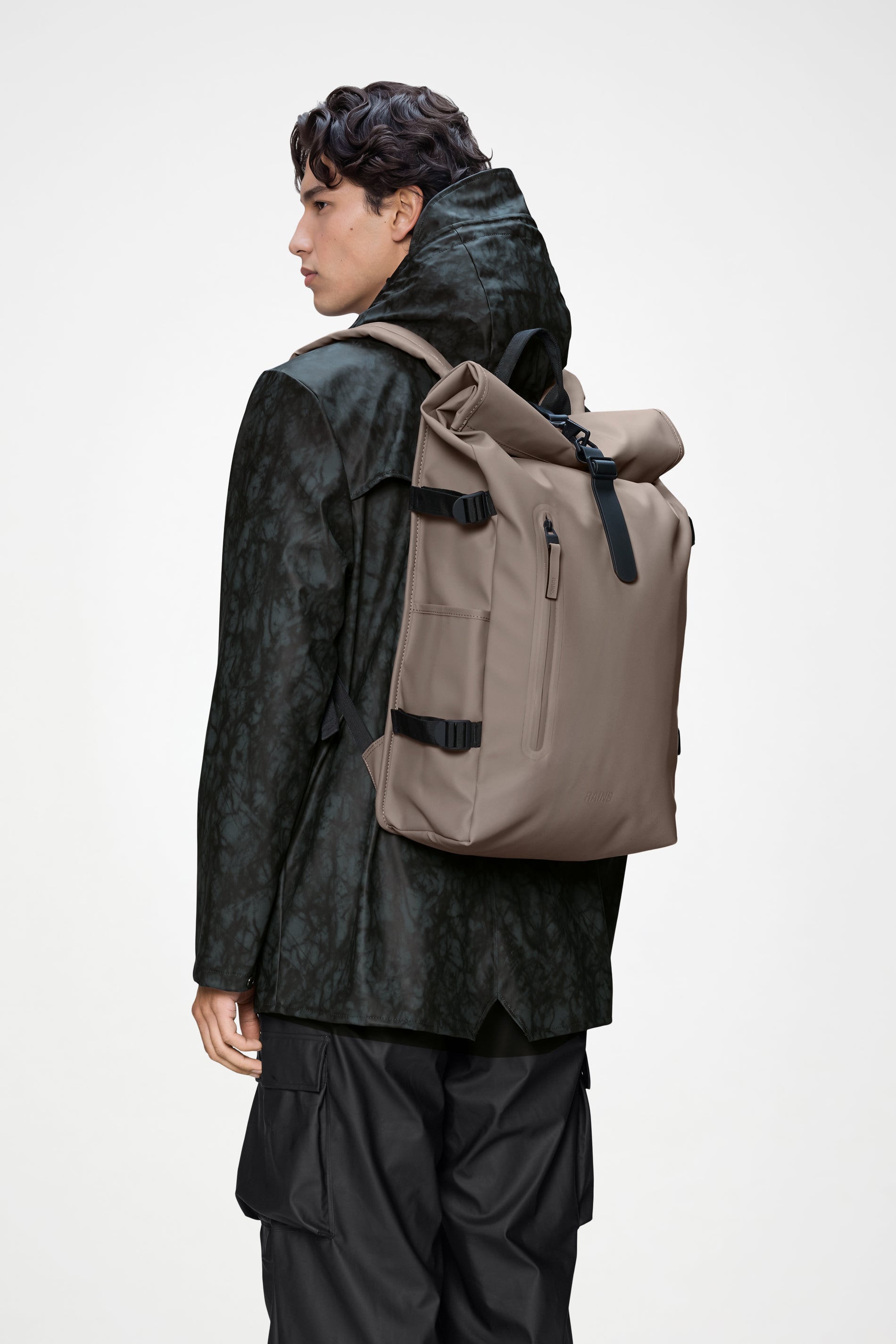RAINS Rolltop Rucksack Large Cinder 28L H63 x D14 x W32 cm Backpack