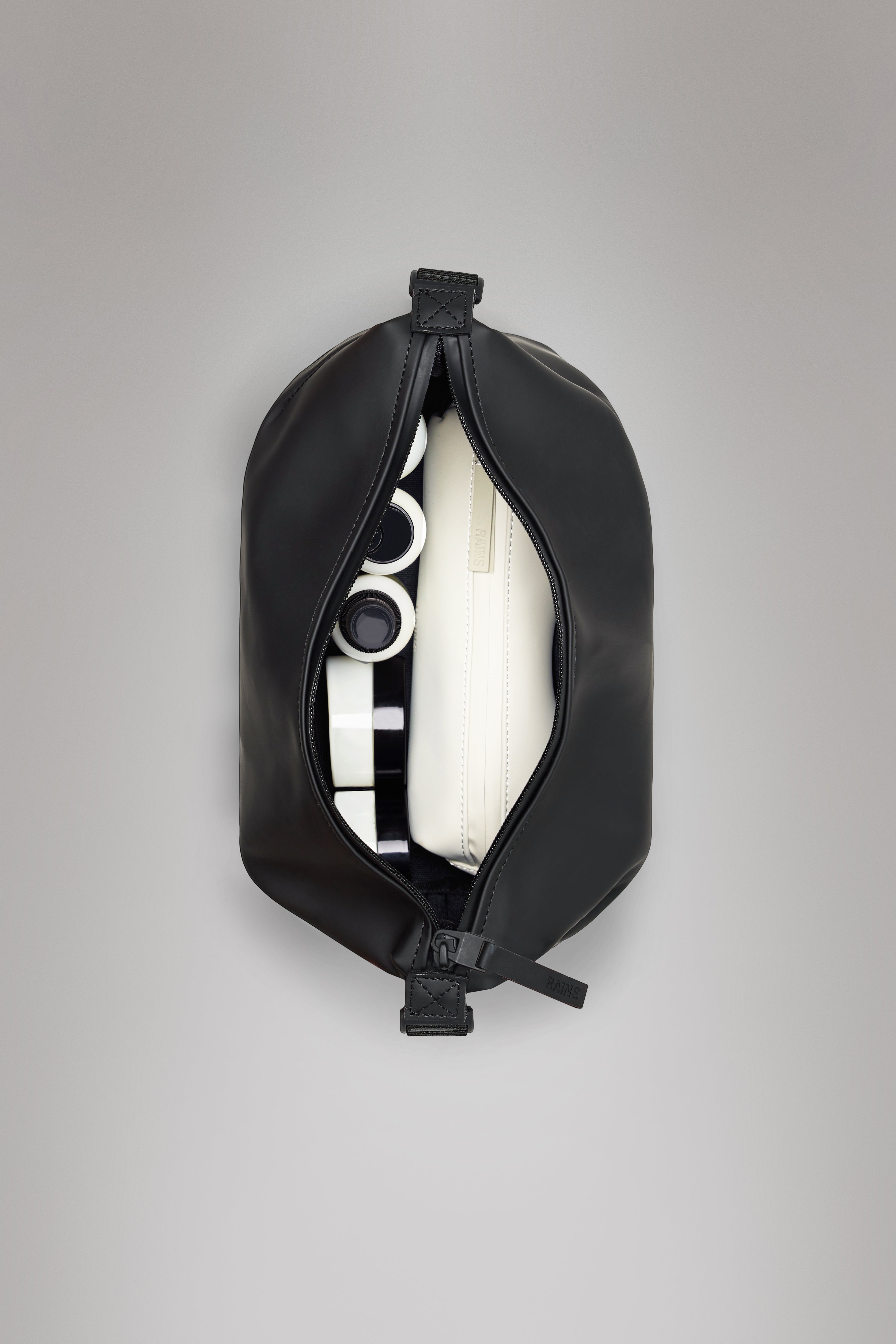 RAINS Hilo Wash Bag Beige 4.40L H18 x D12 x W26 cm Wash Bag