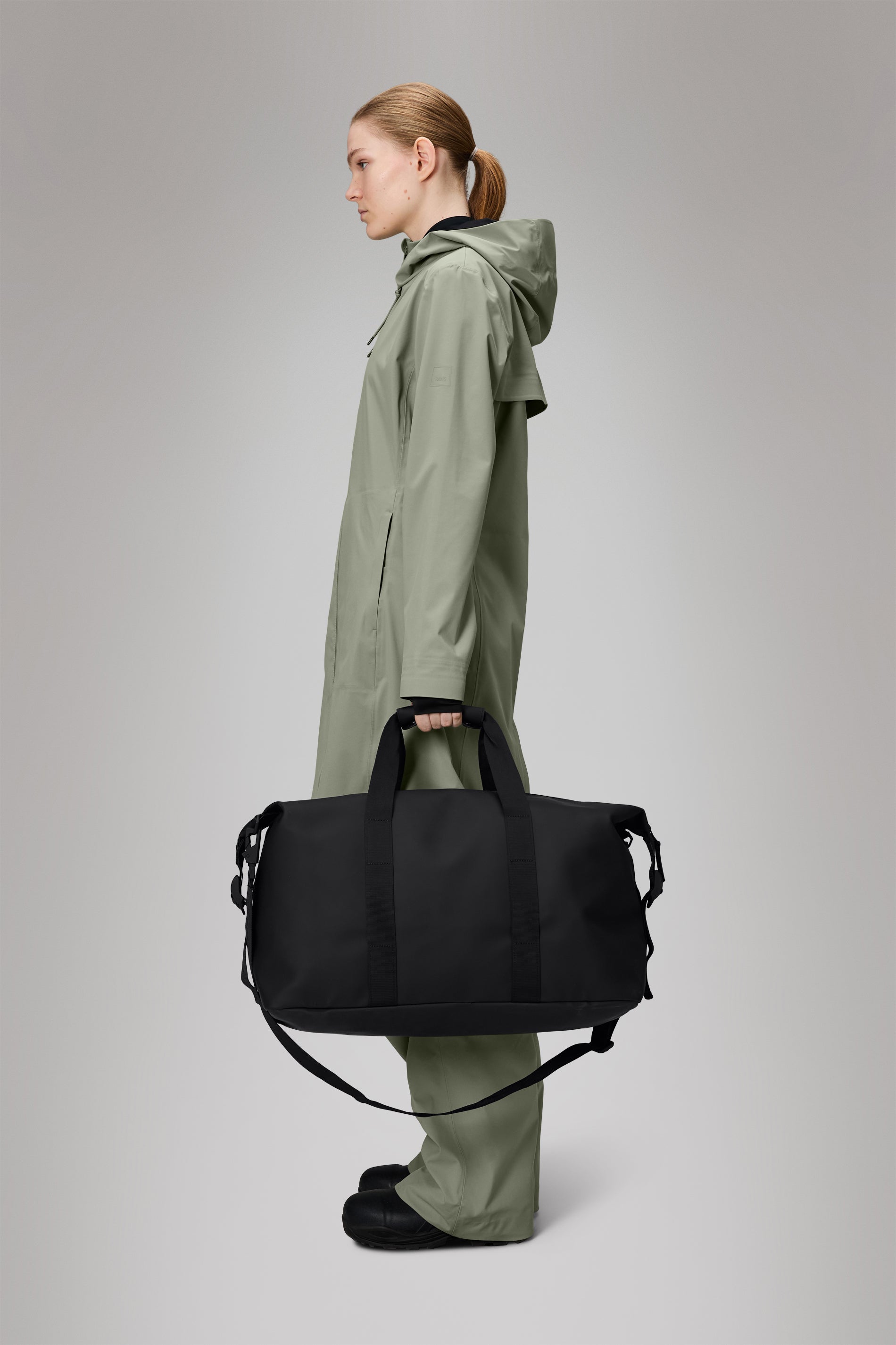 RAINS Hilo Weekend Bag Black 38L H35 x D26 x W62 cm