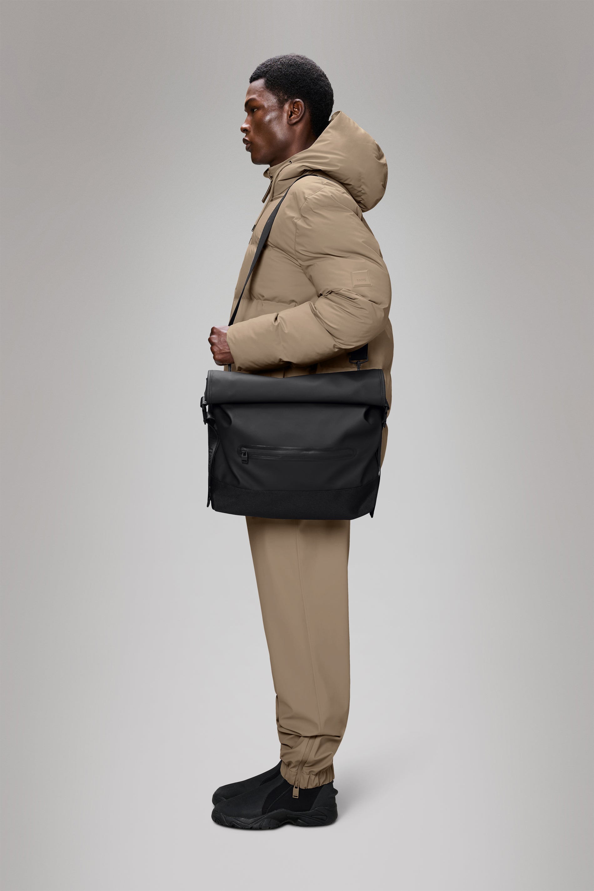 RAINS Trail Rolltop Messenger Bag Black 13L H33 x D12 x W39 cm Messenger