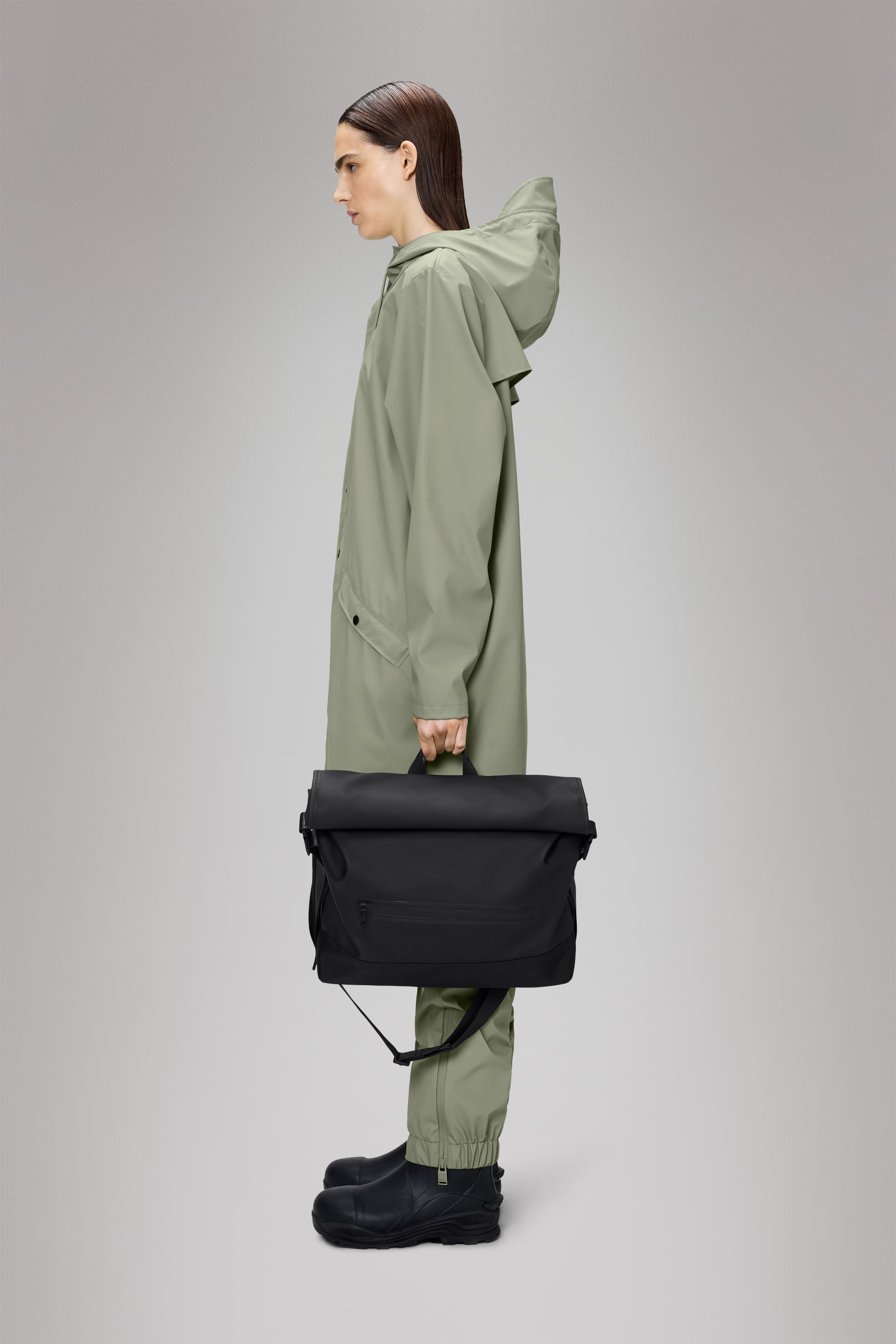 RAINS Trail Rolltop Messenger Bag Black 13L H33 x D12 x W39 cm Messenger