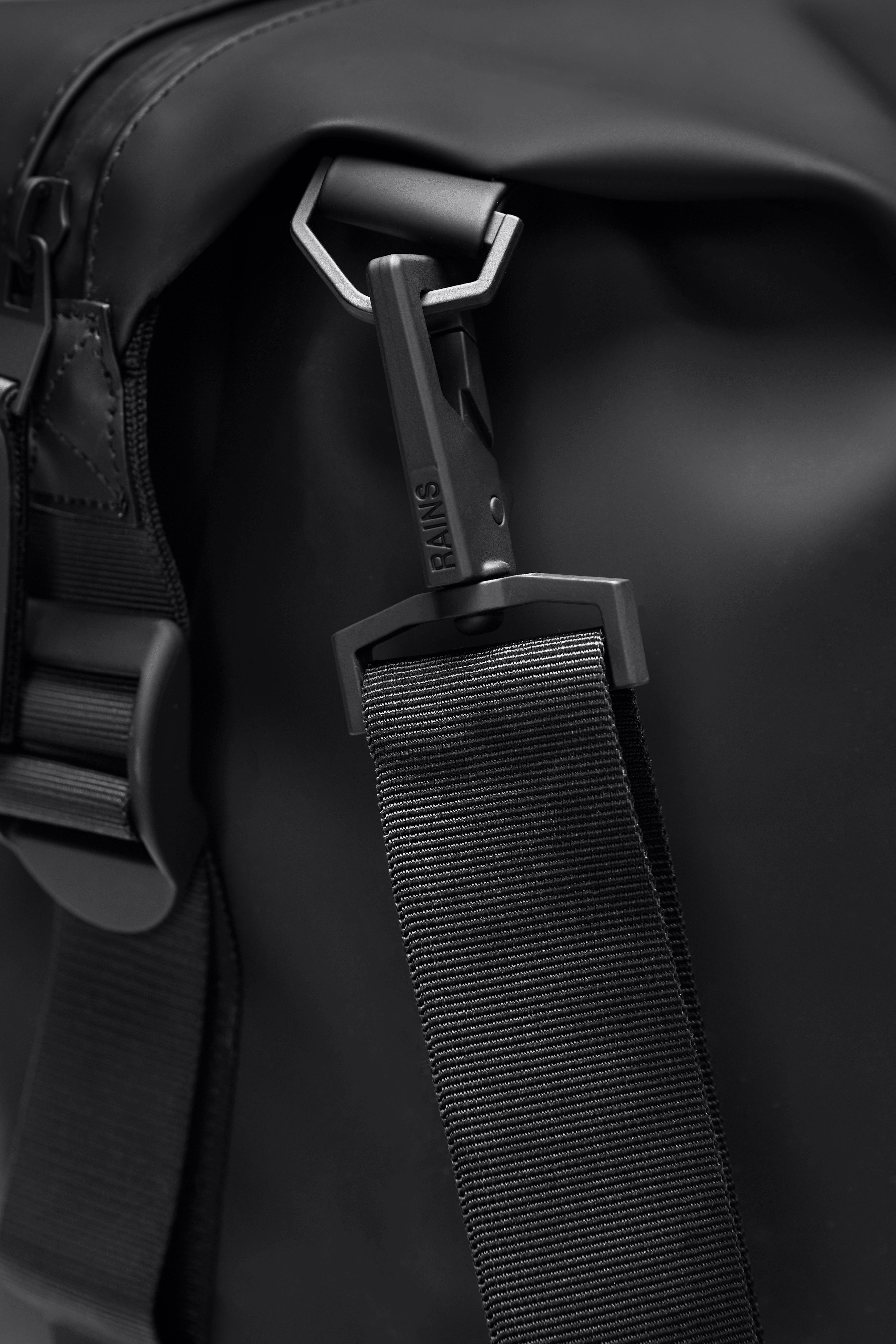 RAINS Hilo Weekend Bag Small Green 18L H29 x D18 x W50 cm Weekender